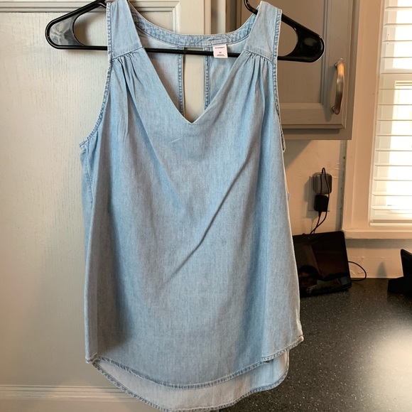 Sleeveless Light V-Neck Chambray top - Picture 1 of 2
